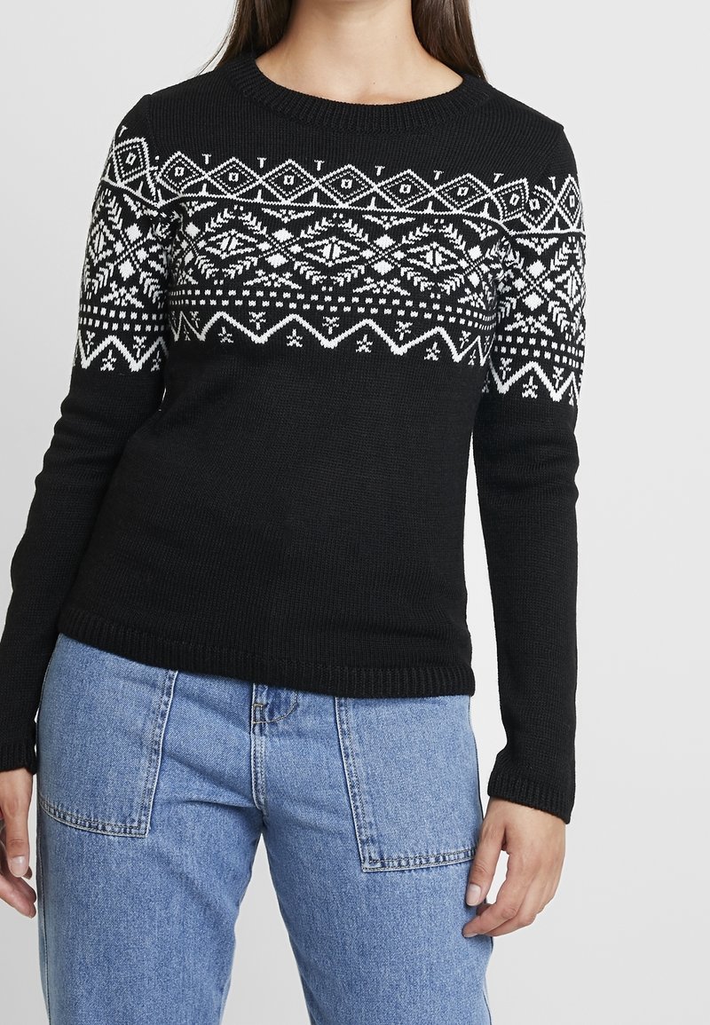 Schwarzer Strickpullover mit weißem geometrischem und floralem Muster über der Brust, rundem Ausschnitt und langen Ärmeln. L�ässige Passform.