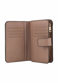 Cartera de cuero marrón con múltiples ranuras para tarjetas, un compartimento con cremallera y cierre de botón. Textura suave y detalle sutil de marca.