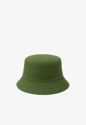 Cappello a secchiello in tessuto verde con bordo cucito e corona arrotondata, mostrato su sfondo bianco.