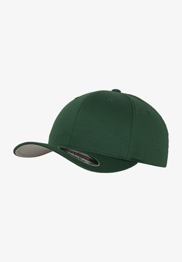 Cappellino da baseball verde con una corona arrotondata, visiera piatta e fori di ventilazione cuciti. Presenta un lato grigio della visiera e un'etichetta con il marchio.
