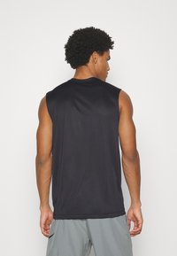 Sort ærmeløs træningsskjorte lavet af glat stof, med en rund halsudskæring og en afslappet pasform, med et minimalistisk design.