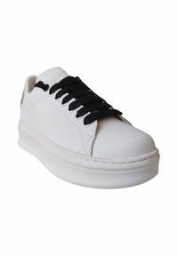 Sneaker bianca in pelle con punta rotonda, lacci neri e suola spessa bianca. Presenta dettagli di cucitura e un design minimalista.
