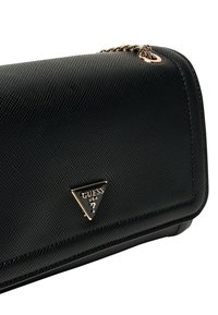Clutch in sintetico nero con texture, adornata con un logo triangolare dorato e una tracolla a catena. Presenta una forma rettangolare elegante.