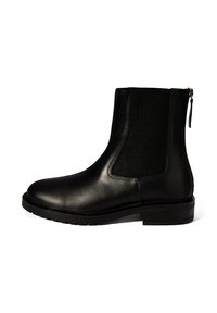 Schwarze Lederstiefelette mit seitlichem elastischem Einsatz, flachem Absatz und Reißverschluss mit Zuglasche, von der Außenseite auf weißem Hintergrund gezeigt.