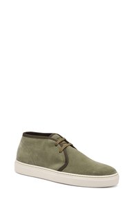 Stivaletti chukka verde in suede con design a caviglia bassa, dettagli in contrasto marrone sui lacci e sul colletto, e suola in gomma bianca.