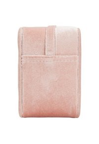 Rotolo per gioielli in morbido velluto rosa con bordi cuciti, una tasca anteriore e un pattina fissata da una cinghia abbinata.