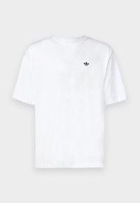 Hvid bomulds t-shirt med kort ærme, der har et lille sort logo på venstre brystområde. Rund halsudskæring og afslappet pasform.