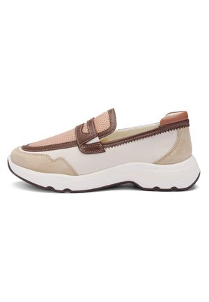 Beżowo-brązowy sneaker wsuwany z siateczkową cholewką, panelami ze skóry i zamszu oraz grubą białą podeszwą, pokazany z profilu na białym tle.