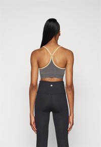 Yogasearcher DHARMA SEAMLESS BRA - Sujetadores deportivos con sujeción ligera - lavastone