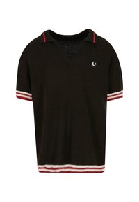 Suéter de polo negro con escote en V, detalles en rojo y blanco en las mangas y el dobladillo, tejido texturizado y un pequeño logo en el pecho.
