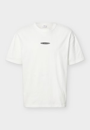 Λευκό T-shirt με κοντό μανίκι, στρογγυλή λαιμόκοψη και μικρό μαύρο οβάλ λογότυπο με λευκό κείμενο στο κέντρο του στήθους.