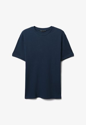 T-shirt à manches courtes bleu marine en tissu texturé, avec un col rond et un design simple sans motifs ni accents.