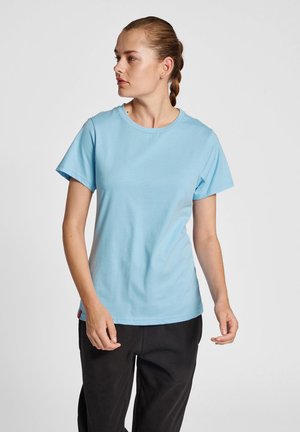 Lys blå bomulds T-shirt med rund hals og korte ærmer, som har en afslappet pasform og minimalistisk design.