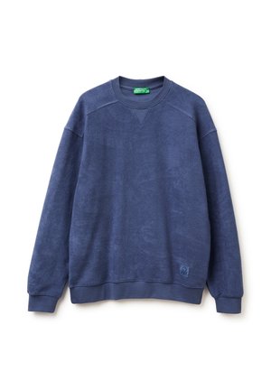Sudadera de forro polar azul marino con cuello redondo acanalado, hombros caídos y un acabado texturizado. Presenta un pequeño parche con logo en la parte inferior delantera.