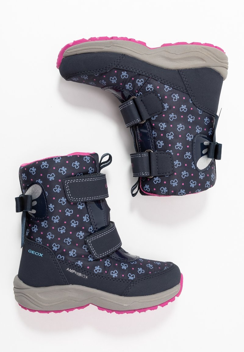 Bottes d'hiver bleu marine pour enfants avec motifs floraux gris et roses, semelles roses et doubles bandes Velcro sur fond blanc.