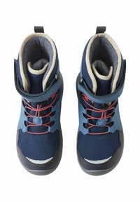 Scarpe da trekking blu e grigie con design a collo alto, dotate di lacci rosa, una fascetta in velcro e una tomaia in tessuto testurizzato con suole in gomma.