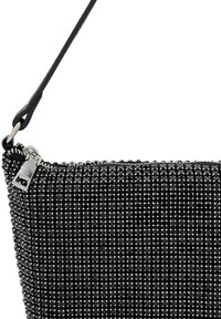 Sort metallisk clutch med en tekstureret overflade, der har små reflekterende perler og en sølvlynlås. Inkluderer en sort rem til at bære.
