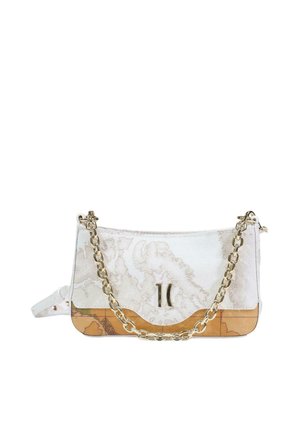 Petit sac à main rectangulaire avec imprimé carte blanc et beige, bandoulière chaîne dorée et logo métallique minimaliste sur le devant.