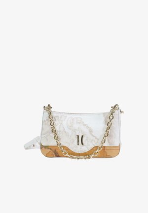 Pequeño bolso rectangular con estampado de mapa en blanco y beige, correa de cadena dorada y logo metálico minimalista en el frente.