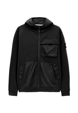 Haut à capuche noir avec fermeture éclair à l'avant, une grande capuche, une poche poitrine et deux poches latérales avec fermetures à pression. Fabriqué en mélange de coton et de nylon doux.