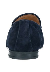 Marineblauwe suede instappers met een afgeronde achterkant, een gladde zwarte zool en gestikte details langs de naad, die een minimalistisch ontwerp benadrukken.