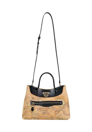 Borsa beige con un motivo a mappa del mondo. Dettagli in pelle nera e una maniglia superiore. Presenta una tasca frontale con zip e una tracolla regolabile.