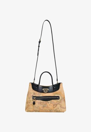 Borsa beige con un motivo a mappa del mondo. Dettagli in pelle nera e una maniglia superiore. Presenta una tasca frontale con zip e una tracolla regolabile.