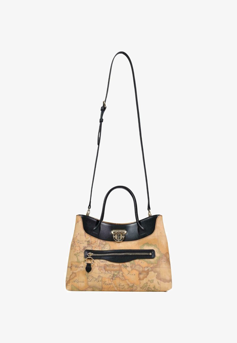 Sac à main beige avec un motif de carte du monde. Accents en cuir noir et une poignée supérieure. Comprend une poche zippée à l'avant et une bandoulière réglable.