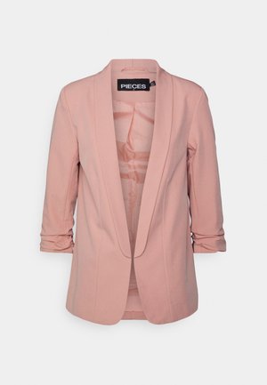 Veste rose clair pour femme avec manches trois-quarts froncées et col châle, étiquetée "Pieces", vue de face sur fond blanc.