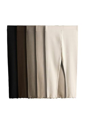 Päť párov rebrovaných legín v čiernej, tmavohnedej, taupe, svetlo taupe a krémovej farbe, pekne uložených vedľa seba na bielom pozadí.