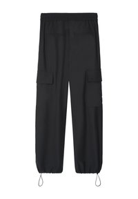 Pantalon cargo noir avec ceinture élastique, deux poches à rabat sur les côtés et cordons ajustables aux chevilles.