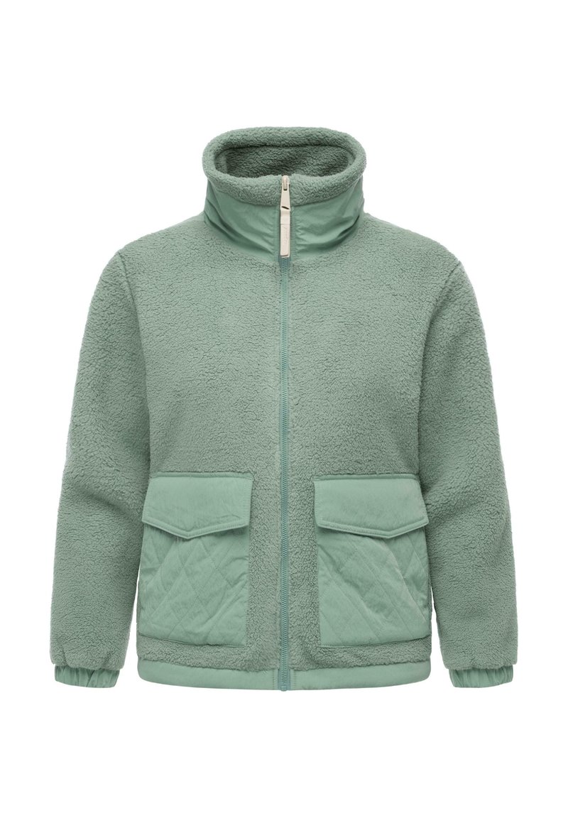 Giacca in pile verde chiaro con zip, colletto alto, tasche a patta trapuntate e polsini elastici, mostrata su sfondo bianco.