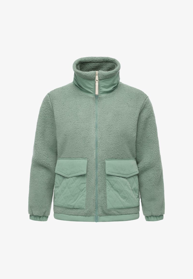Giacca in pile verde chiaro con zip, colletto alto, tasche a patta trapuntate e polsini elastici, mostrata su sfondo bianco.