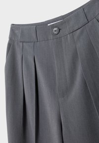 Pantalon plissé gris foncé avec fermeture par bouton et ceinture, présenté de la taille jusqu'au milieu de la cuisse sur un fond uni.