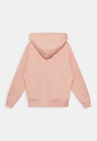 Jednoduchá světle růžová mikina s kapucí, zobrazená ze zadní strany, má dlouhé rukávy a žebrované manžety a pas.