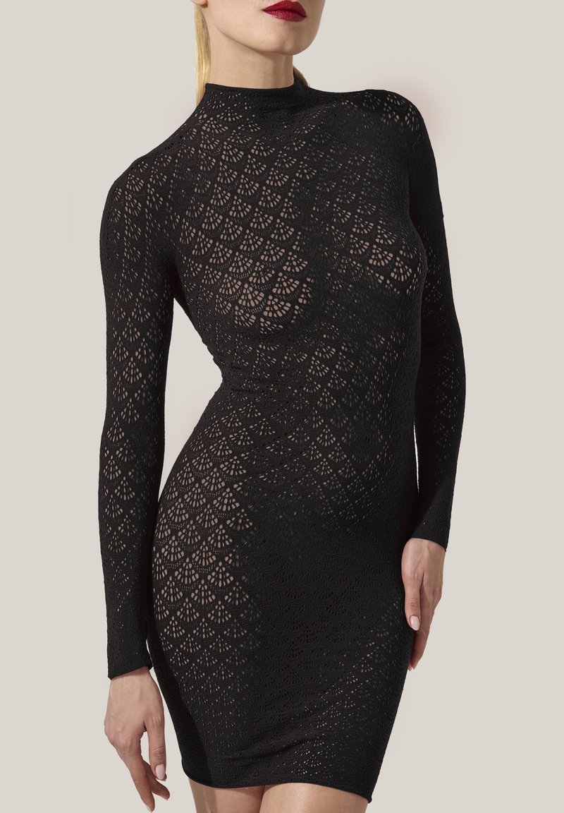 Abito lungo nero a maniche lunghe realizzato in un materiale in pizzo a motivo, con colletto alto e silhouette aderente caratterizzata da un motivo geometrico decorativo.