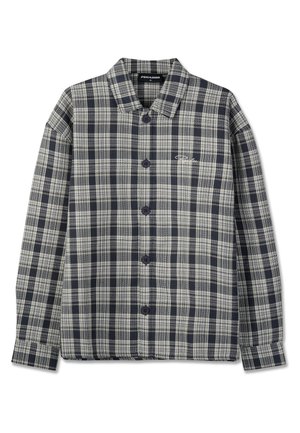 Cămașă în carouri negre și gri, cu nasturi, guler, mâneci lungi și un mic logo alb pe pieptul stâng.