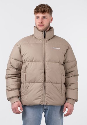 Giacca imbottita beige con collare alto, chiusura a zip e tasche laterali. Presenta polsini a coste e logo in rilievo sul petto. Fit casual.