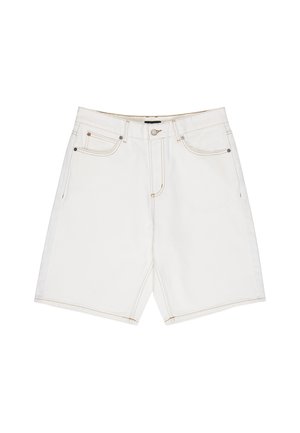 Białe szorty dżinsowe z zapięciem na guzik i zamek błyskawiczny, pięciokieszeniowym krojem oraz kontrastowymi przeszyciami na białym tle.