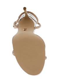 Duidelijke stiletto-heelsandalen met een transparante bovenkant en gouden accentbandjes. De zool is glad met horizontale ribbels voor grip.
