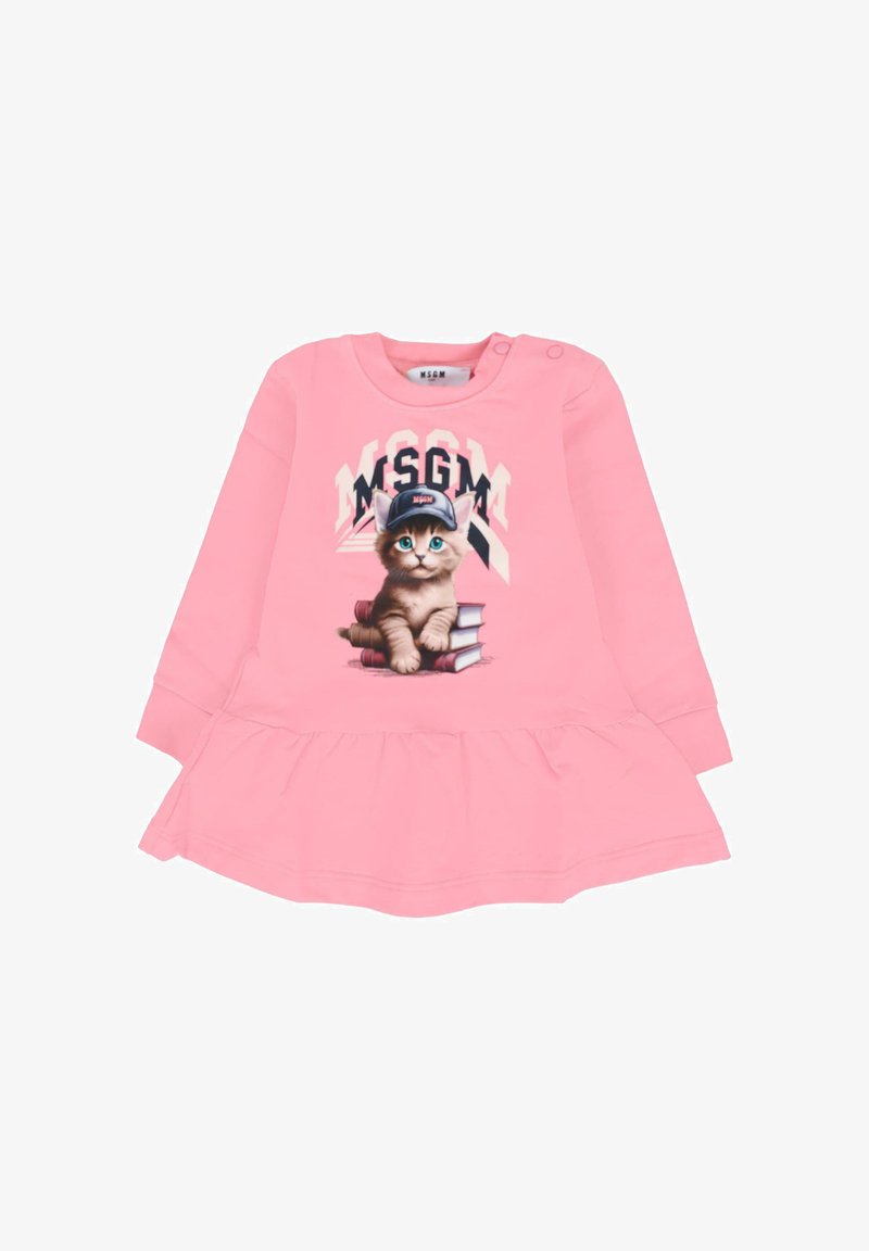 Roze lange mouw jurk met een gerimpelde zoom, met een kitten in een pet die op boeken zit en het merk "MSGM" in vette letters.