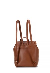Sac à dos en cuir marron avec un design structuré, des bretelles doubles et une poignée supérieure. Présente un matériel minimal et une texture lisse.