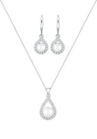 Zilveren sieraden set met druppelvormige oorbellen en een hanger, elk met een centrale parel omringd door kleine heldere stenen.