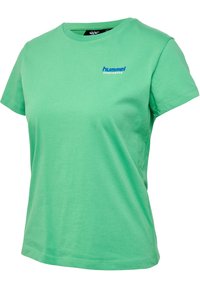 Grøn bomulds t-shirt med rund halsudskæring, korte ærmer og et blåt "hummel sportswear" logo på venstre brystområde. Glat tekstur.