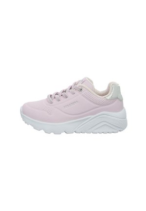 Baskets rose clair avec un dessus texturé, semelle blanche et accents métalliques. Présente un design à lacets et des détails perforés sur les côtés.