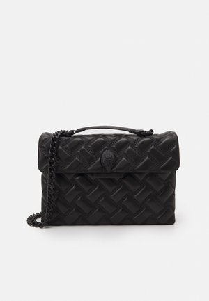 Zwarte leren handtas met een gequiltte textuur, een kettinghengsel en een flap sluiting. Heeft een logo-accent aan de voorkant.