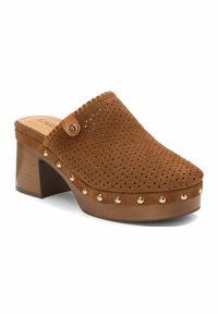 Zoccolo in suede marrone con tomaia perforata, tacco in legno chunky e decorazioni in perline dorate lungo la base e il lato.