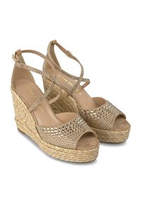 Sandales compensées beiges avec un talon en jute tressé, ornées de strass argentés, dotées de brides ajustables et de bouts ouverts.