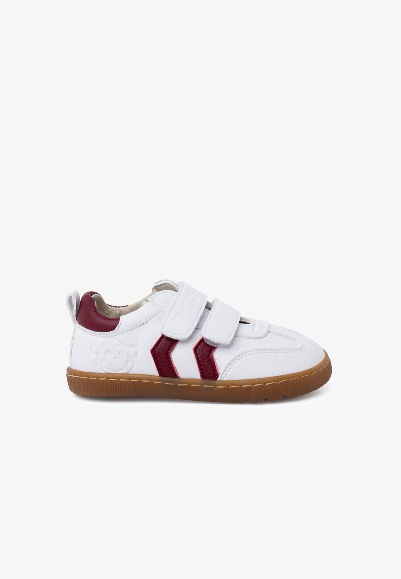 Baskets en cuir blanc avec accents bordeaux et fermetures à scratch. Semelle en caoutchouc, motifs texturés et logo ours sur le talon.