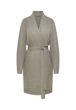 Jasno beżowy, dziany szlafrok z kołnierzem typu szal, długimi rękawami, paskiem do przewiązania i prążkowanymi mankietami. Miękka tekstura i średniej długości krój.